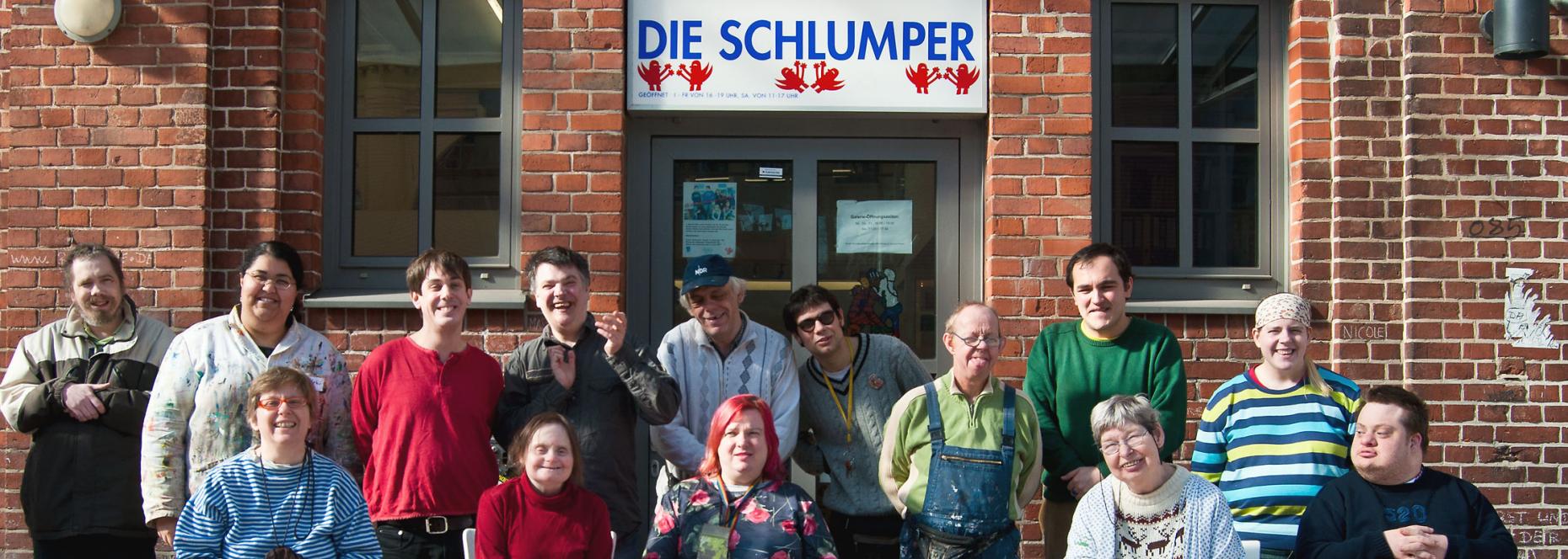 Auf dem Bild sind die Kunstschaffenden vor ihrem Atelier «Die Schlumper» zu sehen.