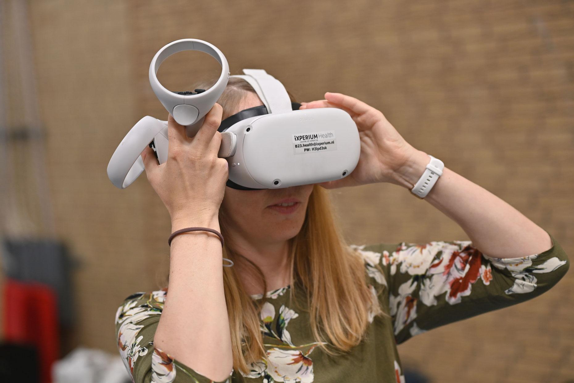 Studentin mit VR-Brille