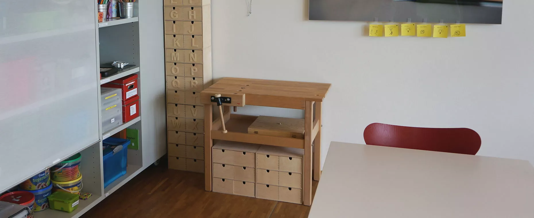 Schrank mit vielen Materialien